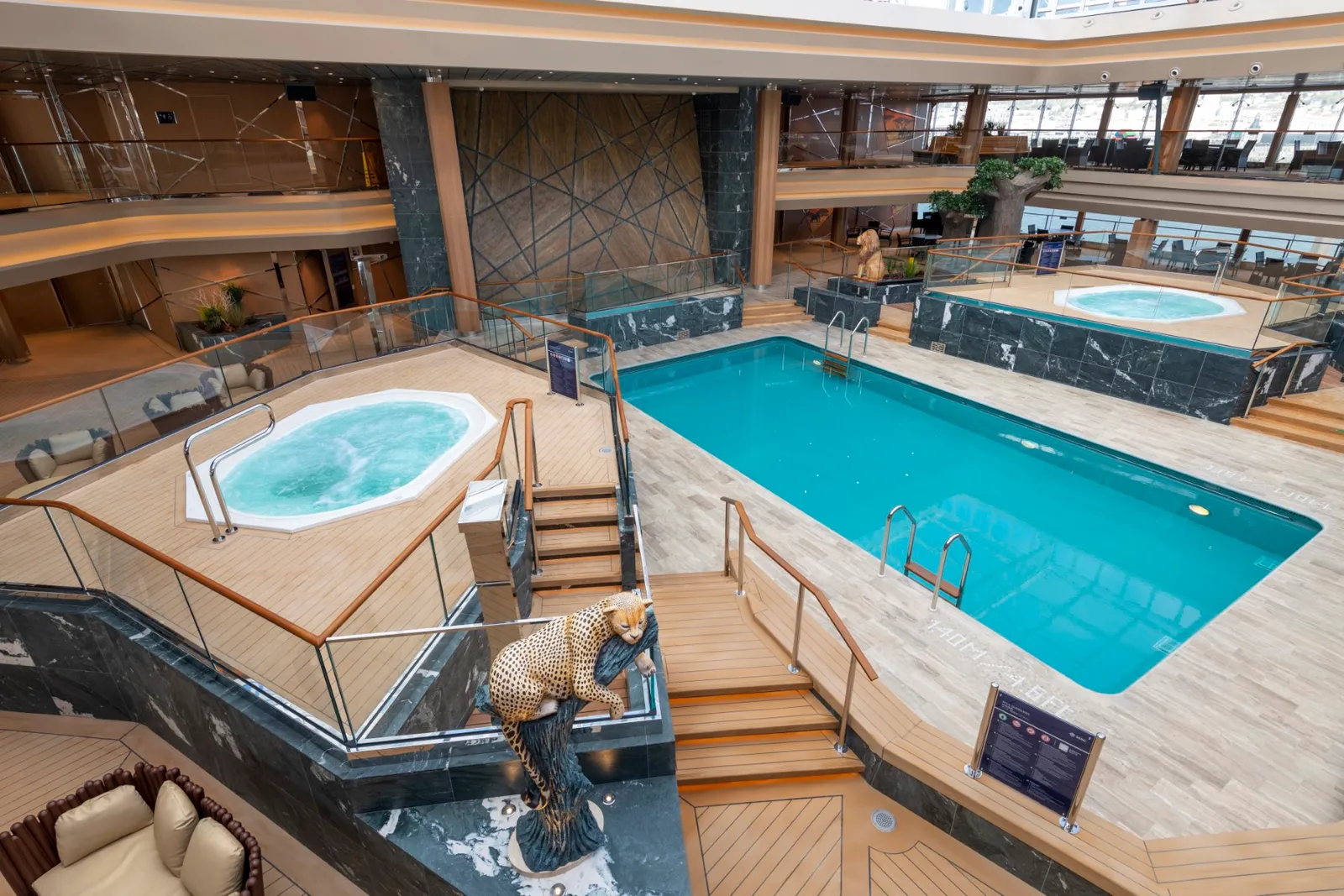 MSC Grandiosa: Бассейны и джакузи под раздвижной крышей