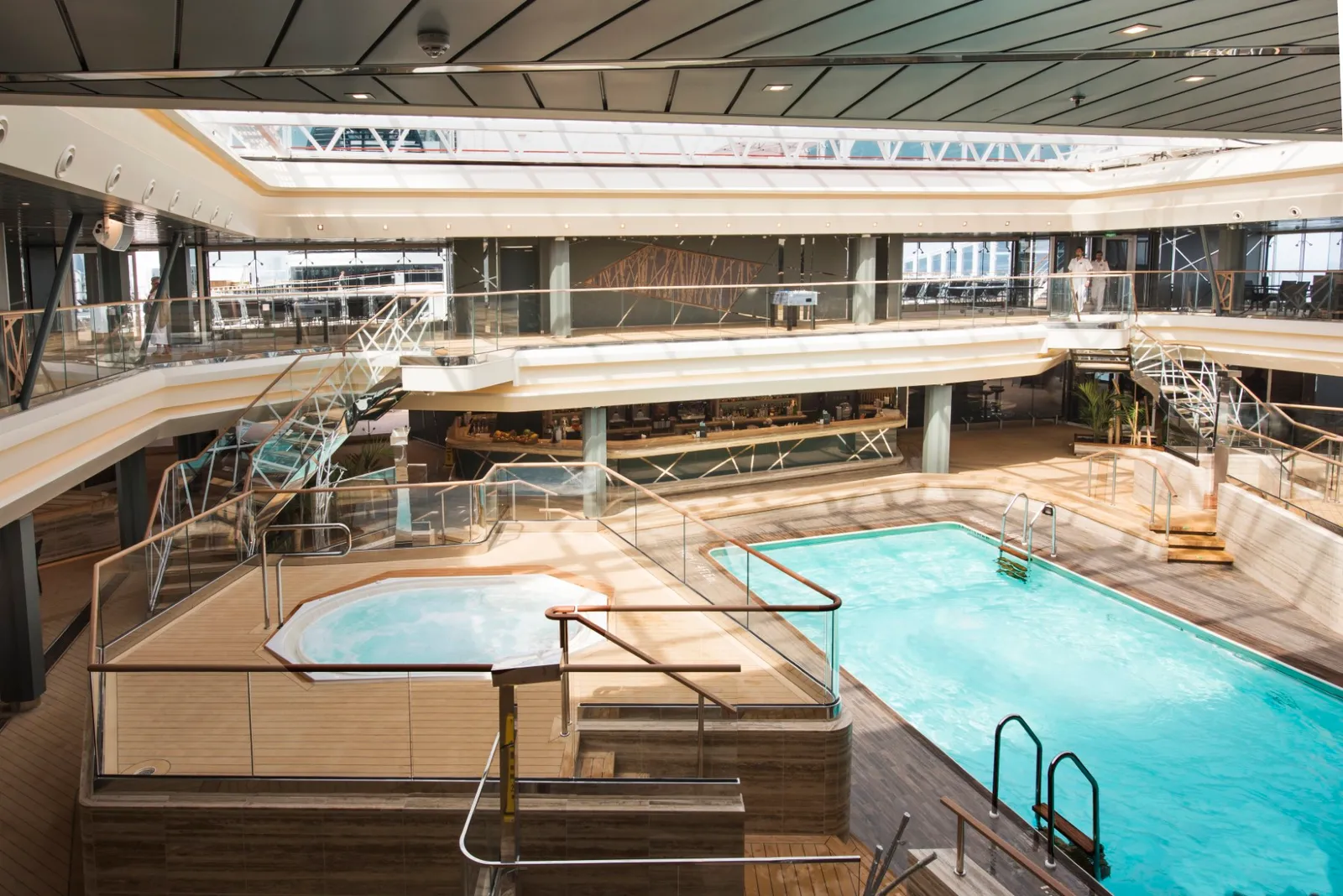 MSC Meraviglia: Бассейн и джакузи под раздвижной крышей